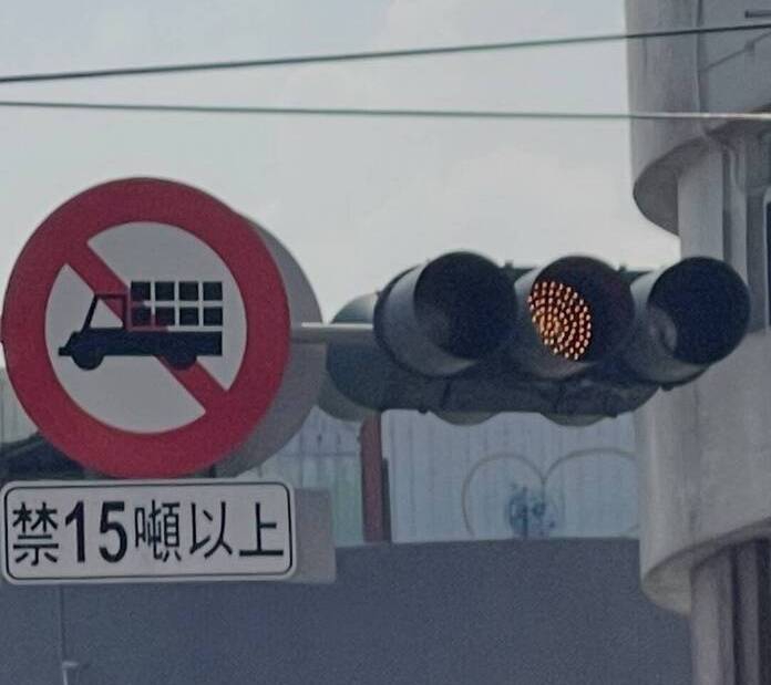 黃燈到底該衝還是停?高雄警方公布正確做法