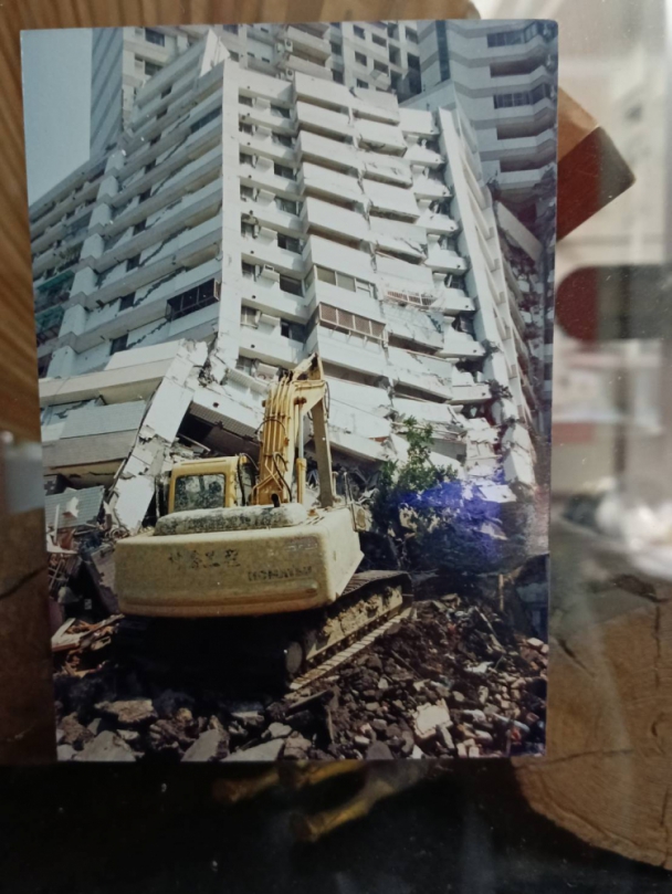 二十七年前的「921大地震」,員林龍邦富貴名門嚴重下陷、傾斜,23人不幸罹難。(照片記者攝)