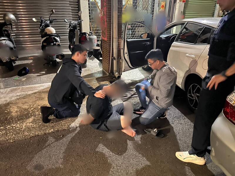 高雄擁槍通緝犯衝撞警車拒捕母親成功勸降