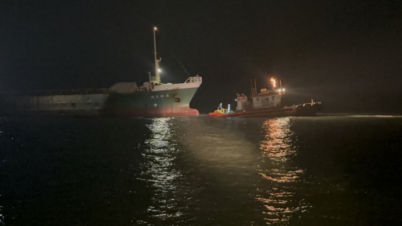 長安1號貨輪在布袋港外擱淺 海巡署第十三海巡隊調派線上巡防艇馳援 兩次拖救才脫困
