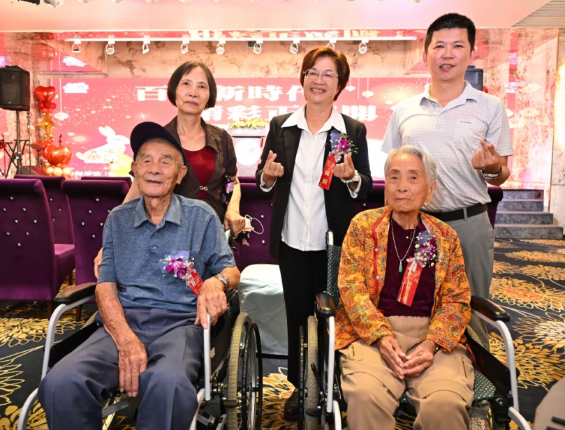 彰化縣高齡同學會,王縣長(後排中)與結婚80年的橡樹婚夫妻合影。(照片縣府提供)