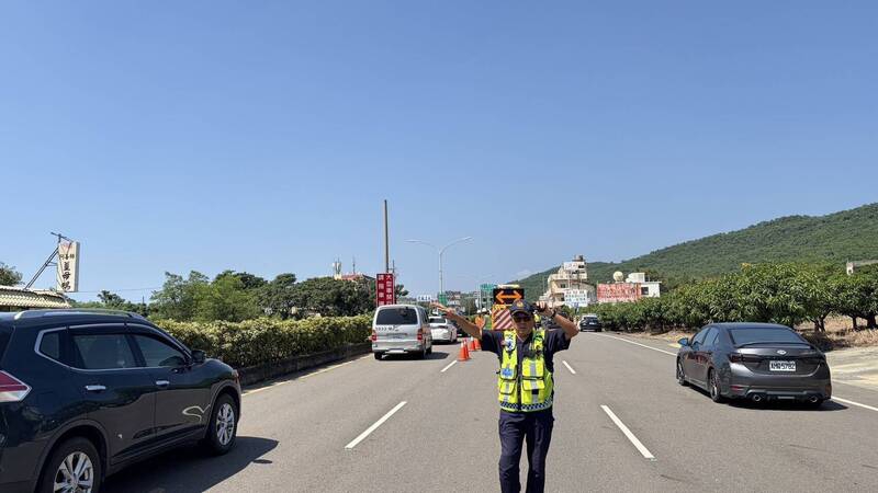 屏東連假爆旅遊狂潮北返車潮湧現啟動調撥車道