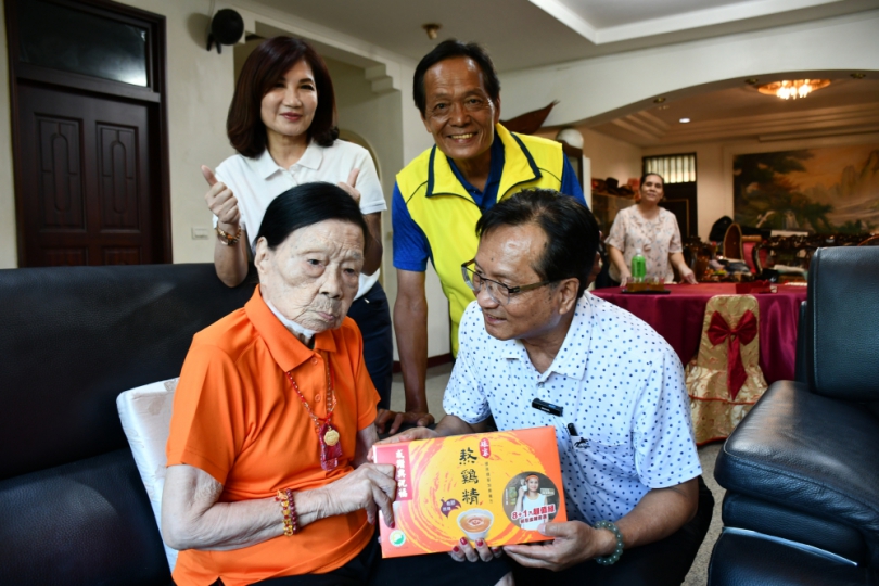 彰化市長林世賢（前右）探望里長吳朝琴夫妻（後站者）的人瑞母親吳彩雲（前左）。（照片公所提供）