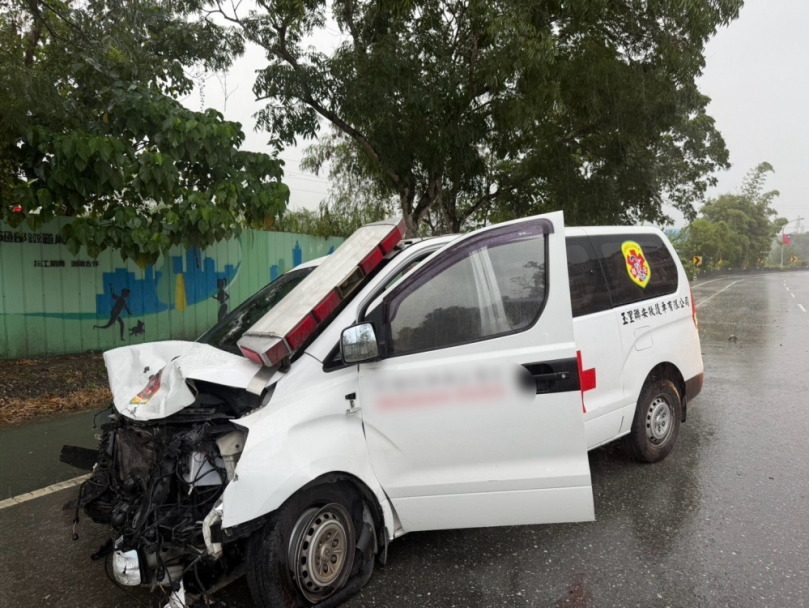 超高速民營救護車衝入對向車道|1死4傷,光復中興路段三車連環撞,大安村長徐振雄協助救援傷患!