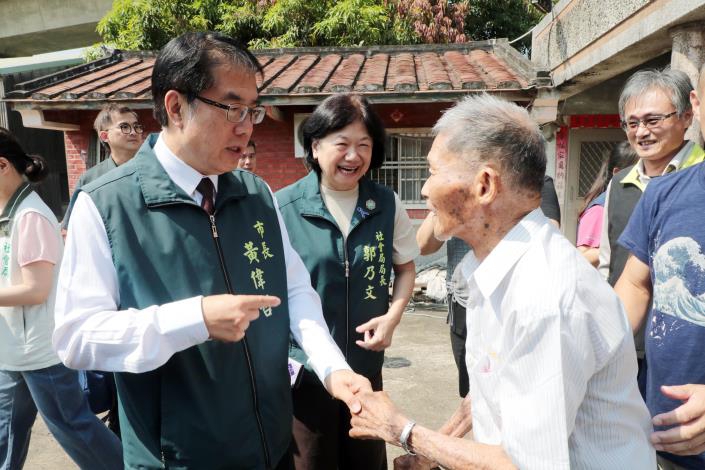 黃偉哲重陽前夕訪百歲人瑞 盼長輩在台南健康樂活、幸福安老