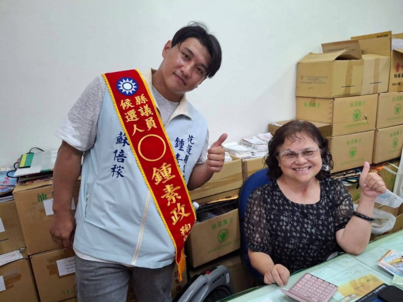 代母出征|鍾素政議會開會ㄧ個月無暇拜票,兒子蘇倍稼披上綵帶上陣,書寫感人的花木蘭代父從軍玉里版!