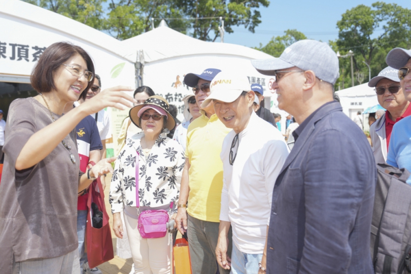 港澳踩線團乘「台灣好行」暢遊南投之美 逛茶博巧遇許縣長 大讚南投好茶 (圖3縣府提供)