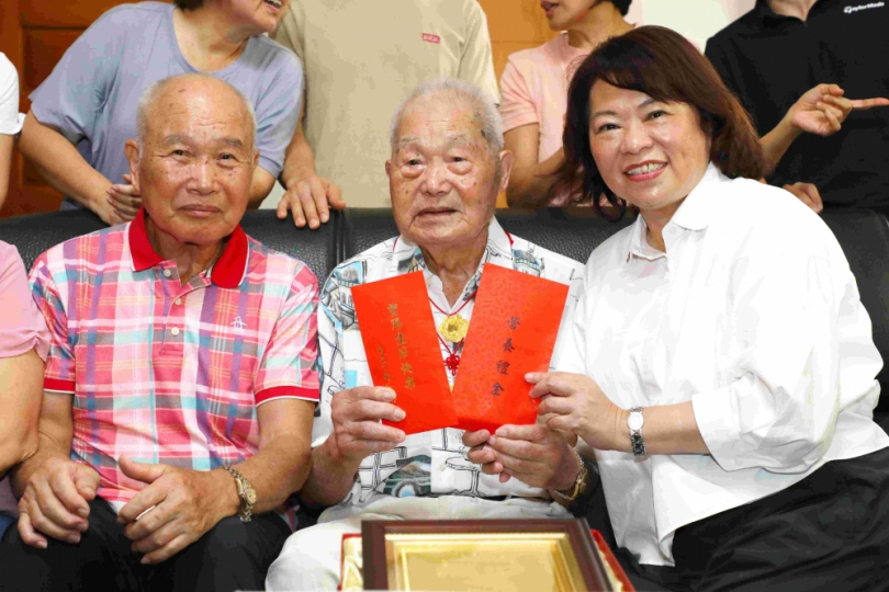 嘉義市重陽敬老禮金總額逾2億元即日發放! 5.4萬長者受惠 市長黃敏惠訪百歲人瑞賀壽