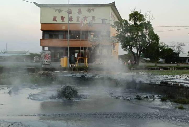 國慶日萬丹泥火山噴發