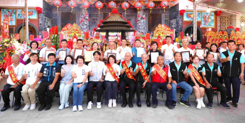 嘉義市文財尊神聖誕 文財殿頒助學金嘉惠近400學童 市長黃敏惠宣布明年營養午餐規劃加碼5元食材費用