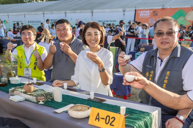 雙十國慶茶博千人茶會同樂,熱情、韻味滿場 許縣長:已破百萬人次、2億元銷售金額(圖1縣府提供)