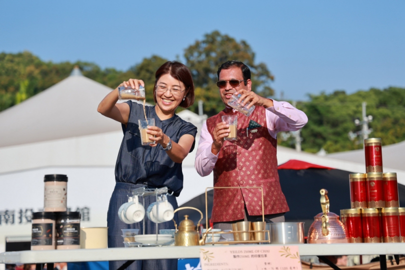 茶博圓滿閉幕千人手搖飲登場　許縣長與印度貴賓以茶交流（圖4縣府提供）