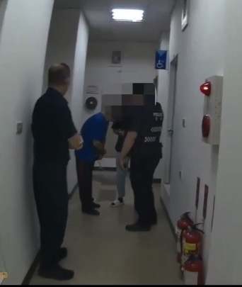 偷拍狼現蹤東華大學|手機從隔板上方伸入女廁,女學生驚逃呼救時遭嫌犯從後抱住摀住嘴巴恐嚇,其他學生聞訊制伏嫌犯送警法辦!