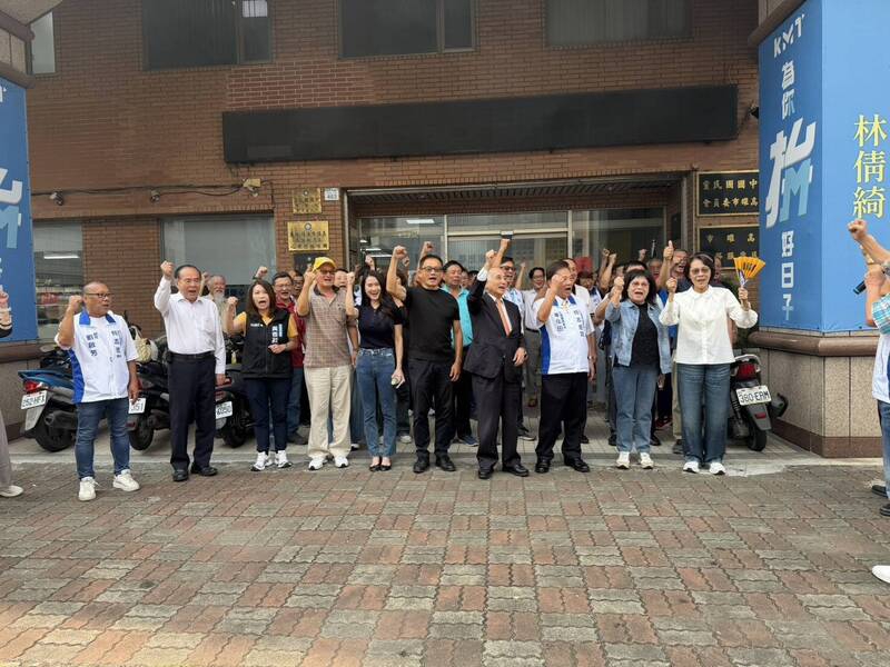 柯志恩競總今入厝王金平帶隊鳴炮巡禮