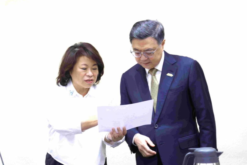 嘉義市長黃敏惠赴行政院力爭高鐵聯外軌道建設 行政院長卓榮泰支持BRT增班、擴大軌道評估及後續財務專案協商