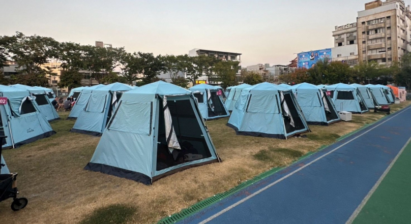 彰化縣府在溪湖鎮湖北國小舉辦「災民夜宿體驗」。(照片縣府提供)