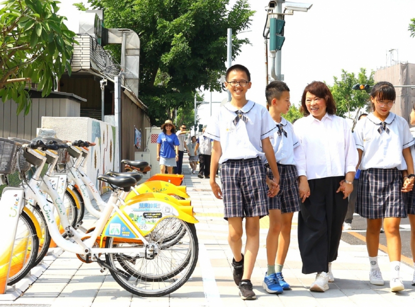 從「人車爭道」到「安心上學路」 嘉義市育人國小千萬人行道工程啟用 為孩子打造幸福通學路!