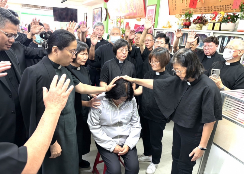 百位基督徒齊聚嘉義市長候選人王美惠競總 眾牧師按手祝福 為台灣與王美惠祈禱!