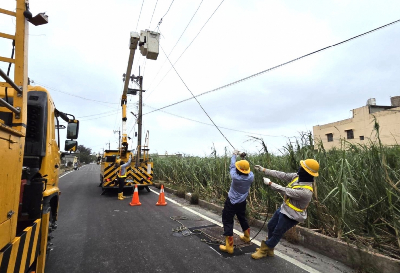 薔琵颱風帶來強勁風勢 雲林縣累計停電戶數逾2萬3,000戶 截至今晚8點尚有3200餘戶停電 力拚明天全數復電！