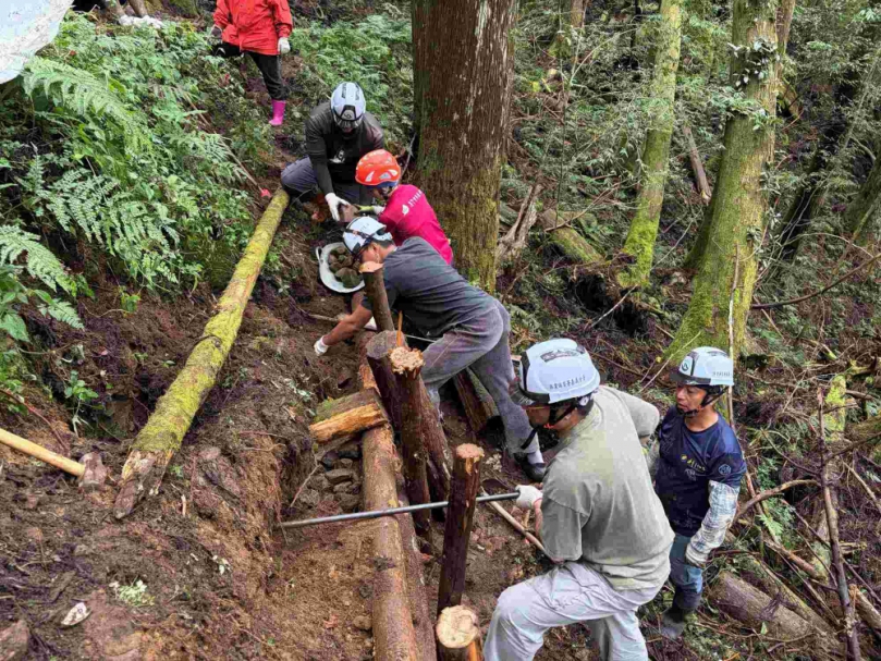 林保署嘉義分署攜手鄒族保育隊 手作維護山海圳-特富野古道 邀加拿大布魯斯步道保育協會現場交流