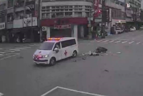 救護車閃燈鳴笛被機車直撞            駕駛二人均掛彩