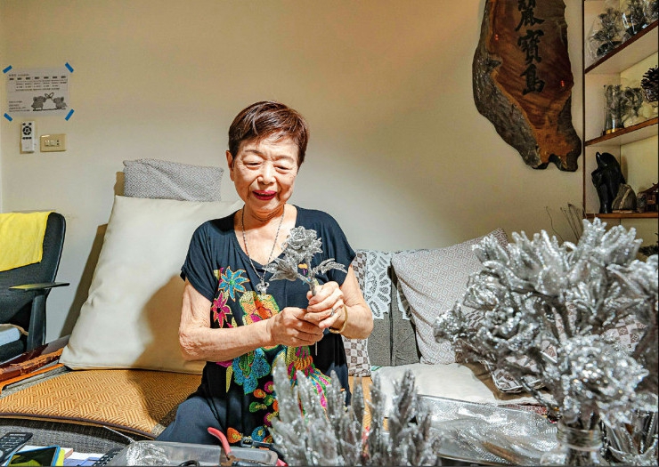 高雄國際鋼雕藝術節8旬嬤化人生經歷創作金屬花