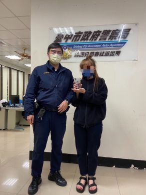 掉落手機背後放兒時照片 暖警尋回後失主破涕為笑