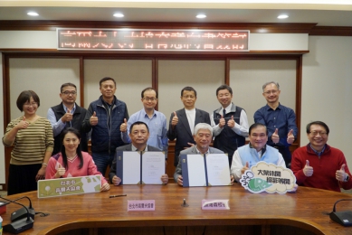 大葉代校長顏鴻森（前排右3）和台北高爾夫協會理事長吳見亨（前排左2），簽訂合作備忘錄。（照片大葉提供）