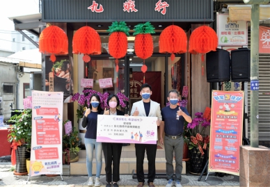 王縣長出席郭瑋晟在永樂商圈開幕的﹁九蝦行製蝦專門所﹂。(照片縣府提供)