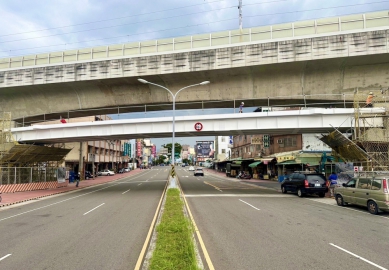 邁向串聯綠空廊道最後一哩路  中市圓環東路自行車跨橋吊裝完成