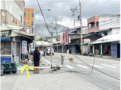 無照小貨車駕駛撞死單車騎士|電線遭扯斷橫亙馬路上,東里村十字路口釀車禍!