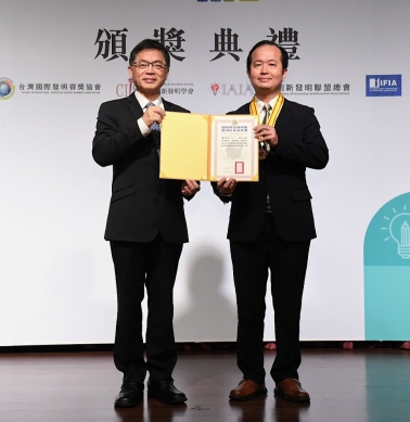 大葉「校發長」黃俊杰(右)獲行政院祕書長李孟諺(左)頒發「國際傑出發明家終身成就獎」。(照片大葉提供)