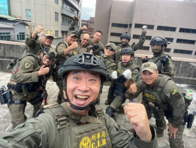 「木曜4超玩」挑戰一日特警 北攜手內政部警政署共同打詐