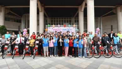 縣長王惠美送全縣9215名鄰長每人一輛單車，作為代步之用。（照片縣府提供）照