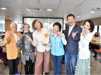 魔法鄉長犒賞魔法阿公阿嬤|吉安南華奪下全國健康操最佳造型獎