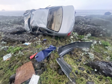 蘭嶼1死1傷｜未繫安全帶駕駛飛拋，小轎車衝出路外自撞海岸礁石側翻！