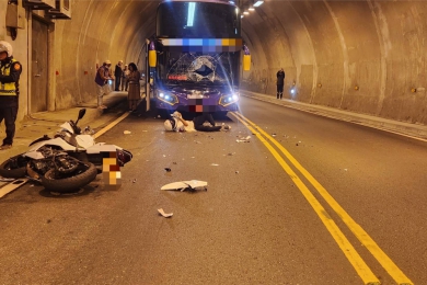正面對決|無照騎大型重機車,中橫與遊覽車對撞,車毀3傷!