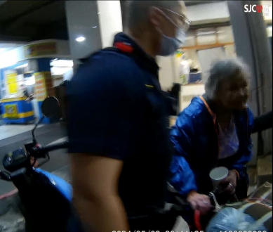 81歲老婦人（右）迷失，員林警察派出所員警主動協助，讓家人帶回家。 （照片警方提供） 　