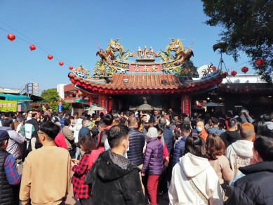 紫南宮大年初一湧入七萬人上香,排隊求平安發財金。