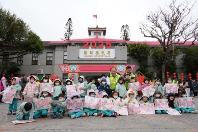 陳光復發送元宵提燈   陪伴鄉親歡慶佳節   縣府今年特別規劃「2025 like澎湖 嶼龜同行」元宵乞龜集章活動，邀請民眾於2月12日至14日期間前往24間指定廟宇參與集章，只要蒐集7家不同廟宇的印章，即可參加摸彩，讓大家在熱鬧的跑廟祈福中，感受澎湖元宵獨特魅力樂趣。