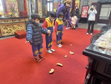 湖西鄉立幼兒園乞龜初體驗  鄉長陪童祈福傳承文化  鄉長陳振中特別到場，與孩子們一同參與乞龜儀式，並為湖西鄉民祈求平安健康，現場充滿溫馨祥和的氛圍。