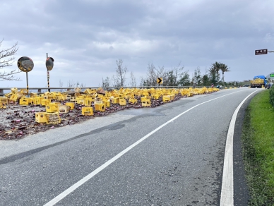 乒乓乓乓｜臺東縣台11線95公里大彎道，營業曳引車大批瓶裝米酒跳車掉滿地！