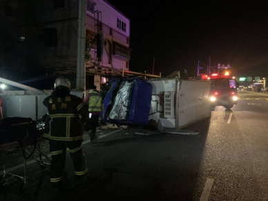 自撞路旁電箱及路燈後翻車｜太麻里鄉台9線交通事故