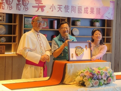 安仁家園院童陶藝嘉義長榮文苑展出 「醜醜美」公益拍賣高價成交