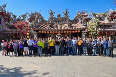 馬公市長黃健忠率團赴嘉義配天宮參香祈福 感念媽祖慈恩 預告四月與朴子市締盟 深化雙市交流情誼 黃市長指出，這項締盟計畫是在蔡董事長大力牽線促成下逐步推進，象徵馬公與朴子兩地建立起信任與合作基礎。