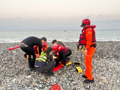 生死有別｜七星潭、花蓮溪口民眾落水，1死1傷！