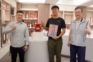 大葉蘇玟銜同學（中），獲選大專優秀青年，獲師長（左、右）的讚賞。（照片大葉提供）