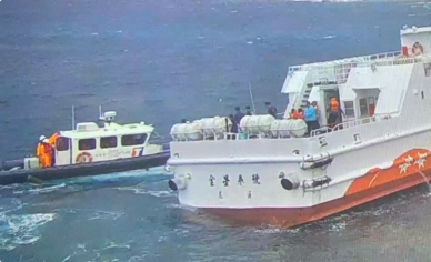 救出63人｜海象不佳側浪過大，金星3號客輪擱淺蘭嶼港嘴，海巡緊急救援！