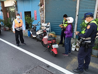 「微型電動二輪車」未掛牌，彰化監警攔查。（照片監理站提供）
