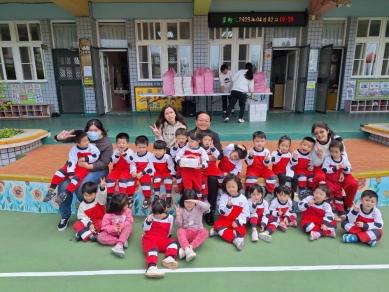 親赴馬公市立幼兒園贈送兒童節禮物 馬公市長黃健忠提前向學童獻上祝福 活動現場洋溢著節慶氣氛，孩子們的笑聲是市政推動的最大動力。黃健忠市長也感謝馬公市立幼兒園教職員工的用心規劃，讓孩子們度過了一個有意義的兒童節前夕